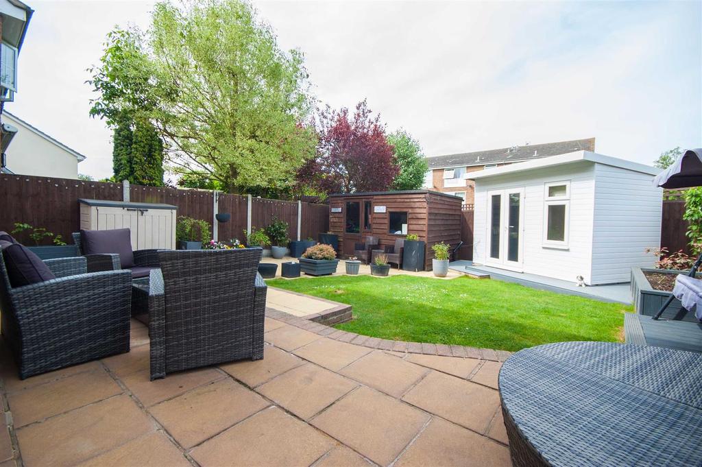 Hunters Way, Springfield, Chelmsford 4 bed link detached house £499,995