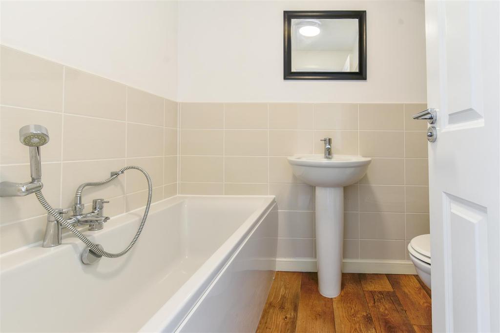 Russet Drive, Red Lodge, IP28 8GA 3 bed terraced house £1,350 pcm (£