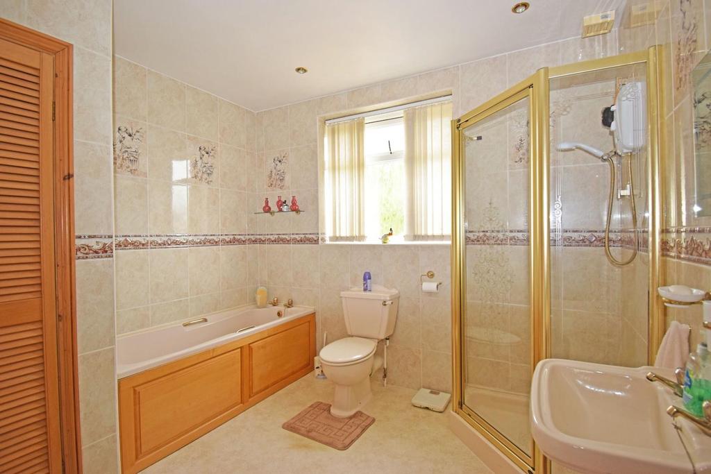 19 A Gibb Lane, bathroom.jpg