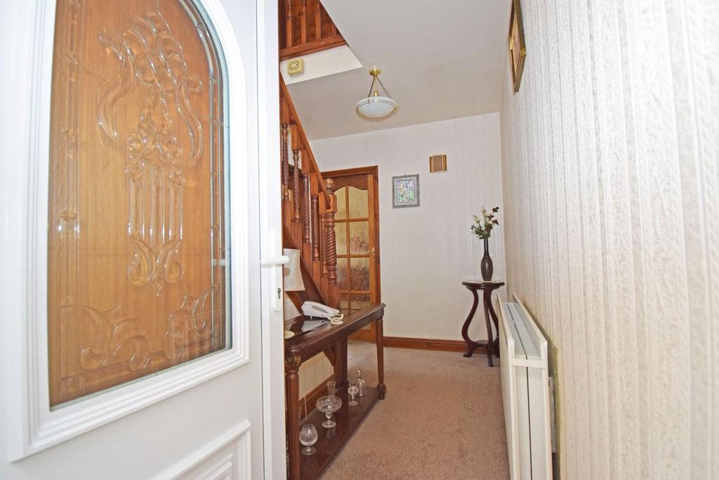 19 A Gibb Lane, hall a.jpg
