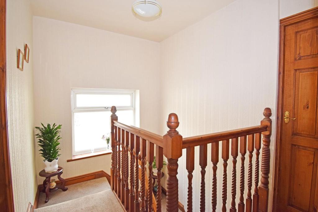 19 A Gibb Lane, landing.jpg