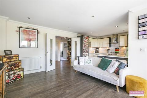 3 bedroom flat for sale - Bayswater Close, Palmers Green, N13