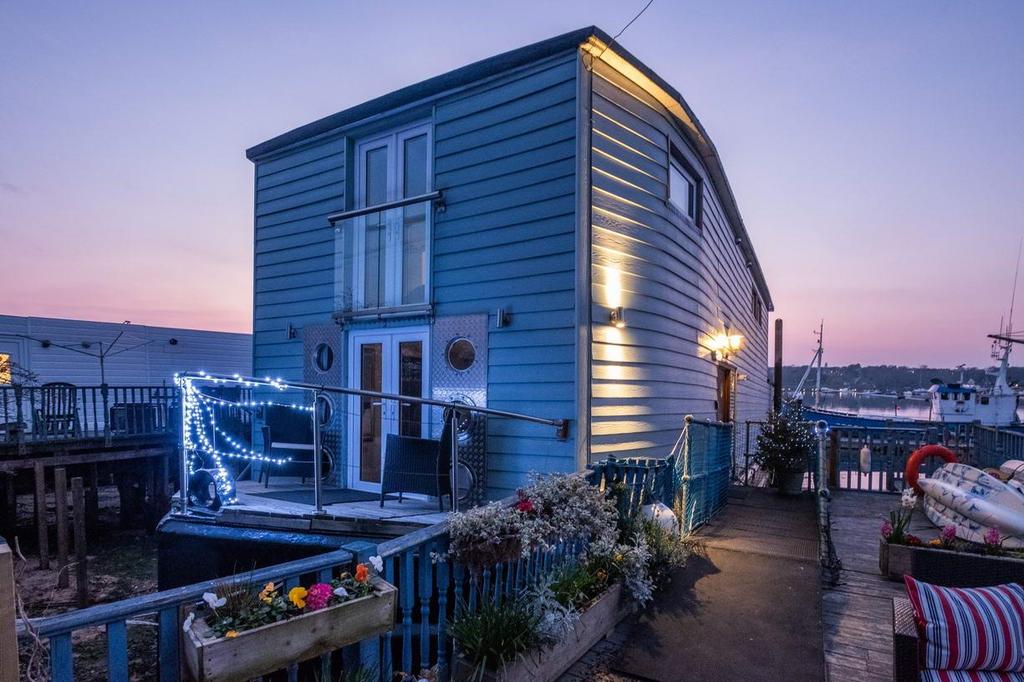 Embankment Road, Bembridge, PO35 5NS 5 bed houseboat for sale £525,000
