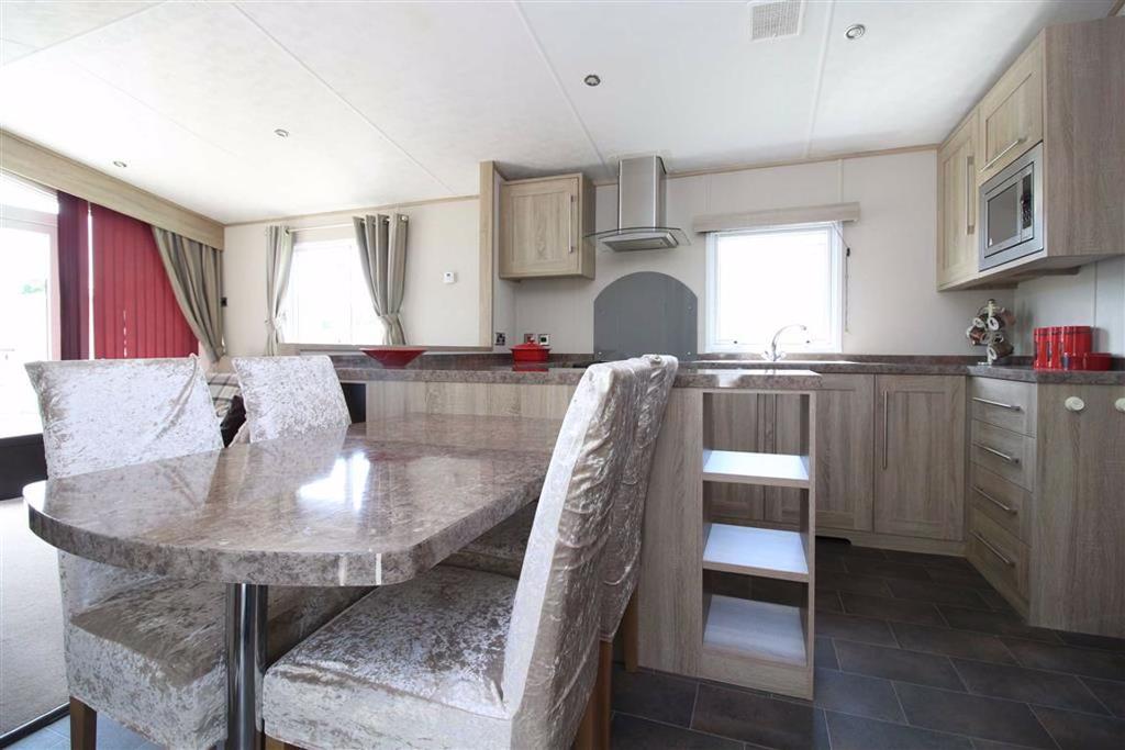 Sway Road, New Milton, Hampshire 2 bed lodge £55,000
