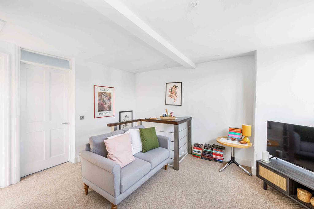Hadley Gardens, London, W4 1 bed apartment £380,000