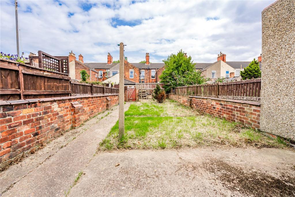 Willingham Street, Grimsby, Lincolnshire, DN32 2 bed terraced house for