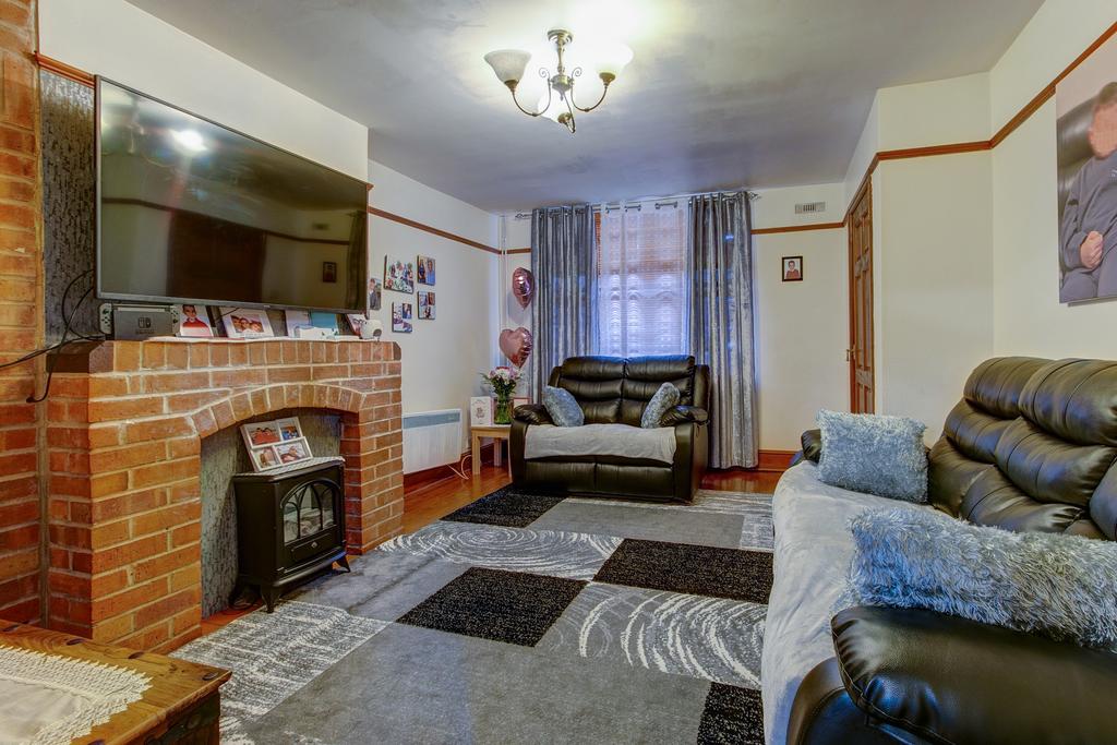 Hewell Road, Batchley, Redditch B97 6BA 3 bed semidetached house £