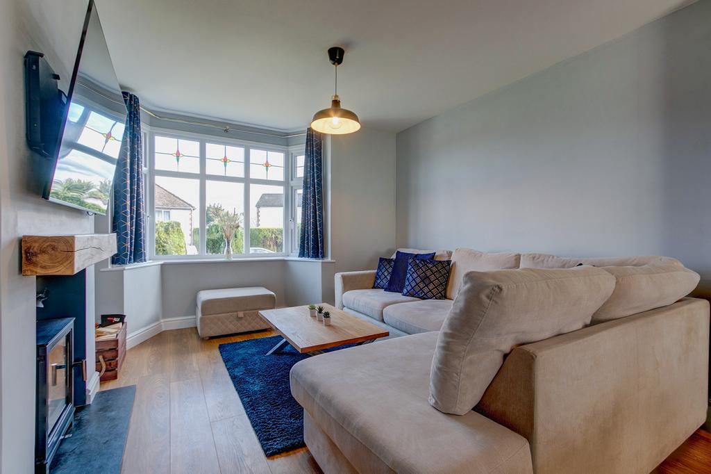 Meadowhill Road, Riverside, Redditch... 3 bed semidetached house £