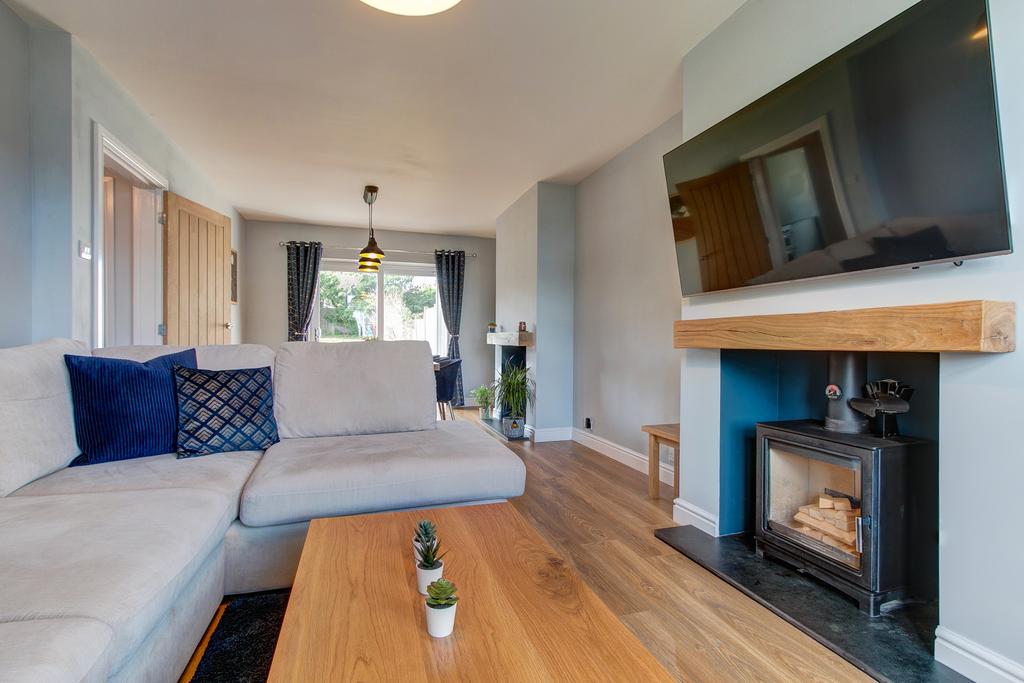 Meadowhill Road, Riverside, Redditch... 3 bed semidetached house £