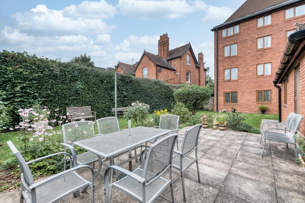 Lupton Court, The Crescent, Bromsgrove, B60 2DE 2 bed flat £75,000