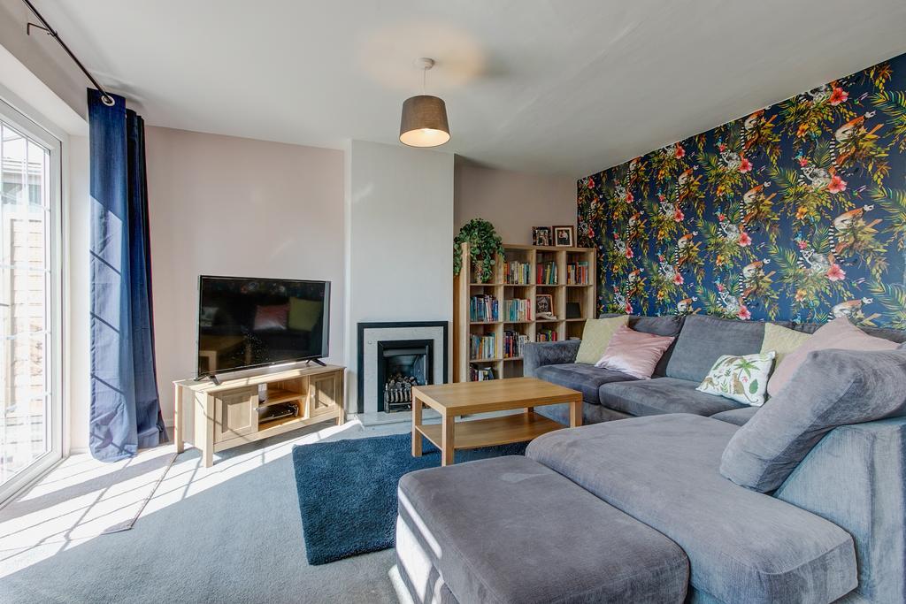 Byland Close, Bromsgrove, B61 7PL 3 bed terraced house £220,000
