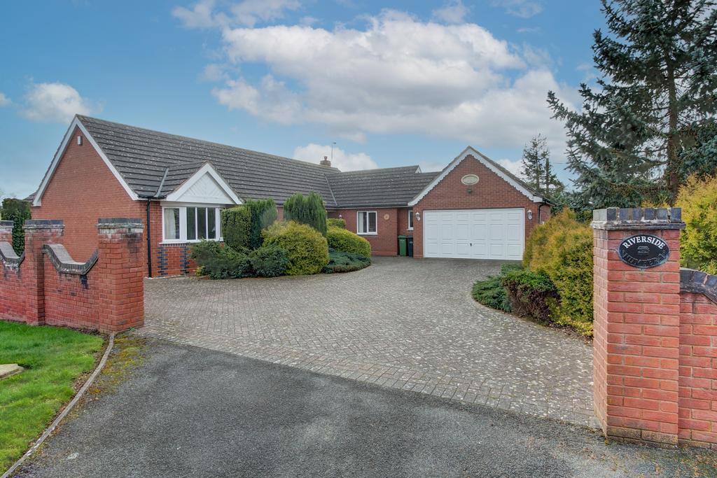 Crown Lane, Wychbold, WR9 0BX 4 bed bungalow £550,000