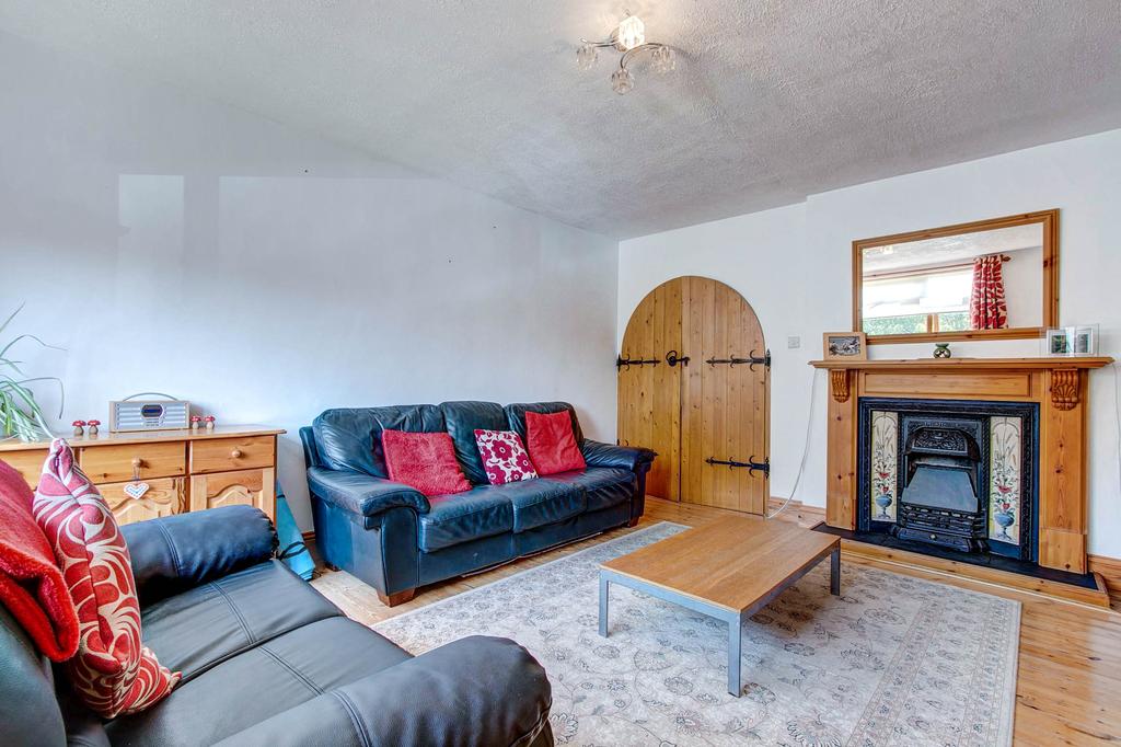 Forest Close, Lickey End, Bromsgrove... 3 bed semidetached house £
