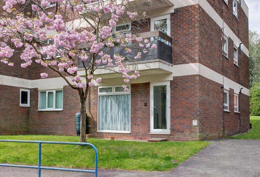Southcrest Gardens, Southcrest... 1 bed ground floor flat £100,000