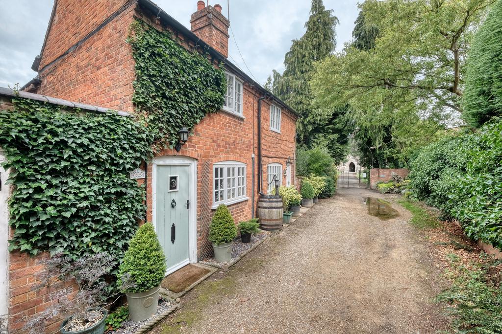 The Square, Feckenham B96 6HR 2 bed cottage for sale £270,000