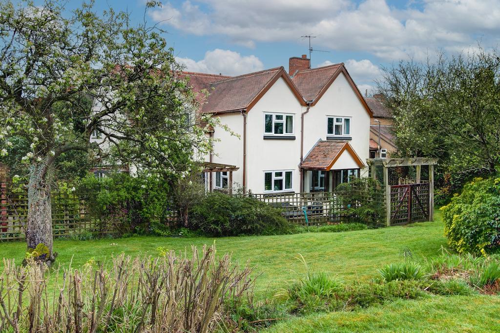 Dodford Road, Bournheath, Bromsgrove, B61 9JR 5 bed detached house for