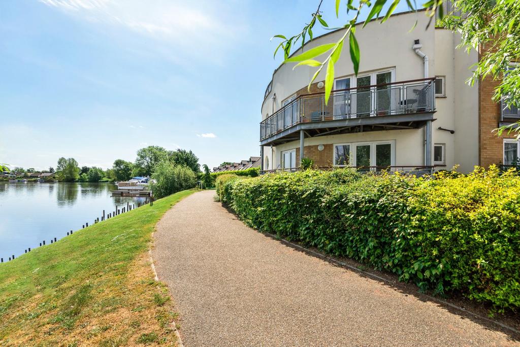 Bridge Wharf, Chertsey, KT16 2 bed apartment for sale £390,000