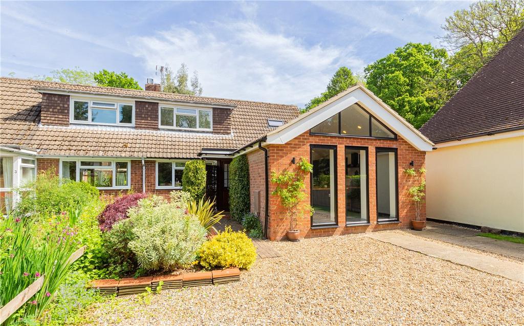 Holywell Close, Studham, Dunstable, Bedfordshire 3 bed semidetached