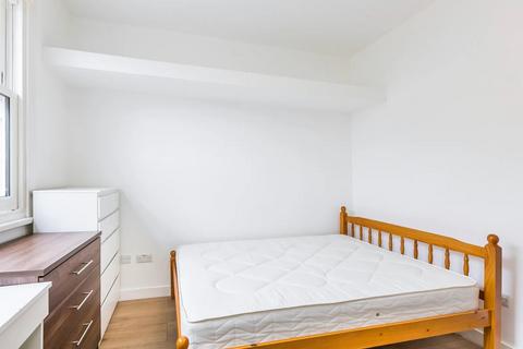 Studio to rent, Warwick Road, Earls Court, London  SW5