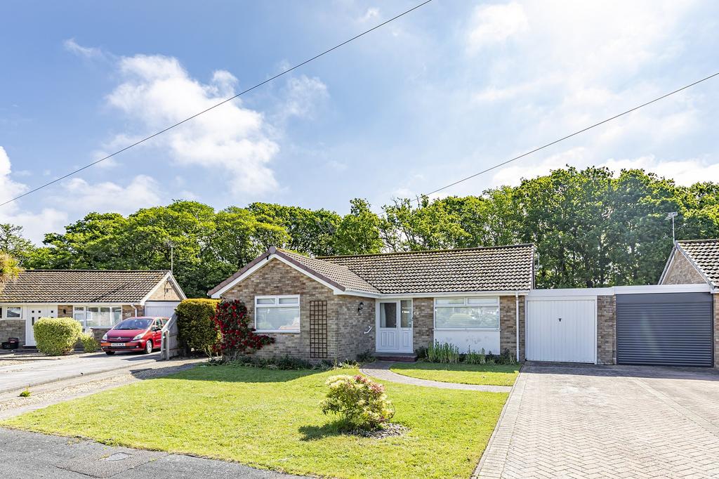 Sheldrake Road, Mudeford, Dorset. BH23 4BP 2 bed detached bungalow for