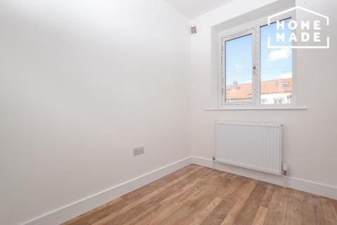 3 bedroom terraced house to rent - New Barns Avenue, CR4