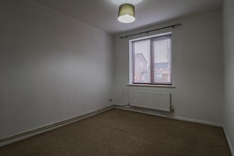 2 bedroom flat to rent, Kestrel Drive, Coppenhall, Crewe, CW1