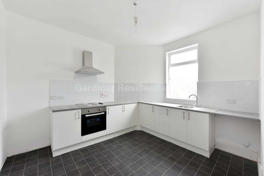 Denmark Road, Ealing 3 bed flat £1,900 pcm (£438 pw)