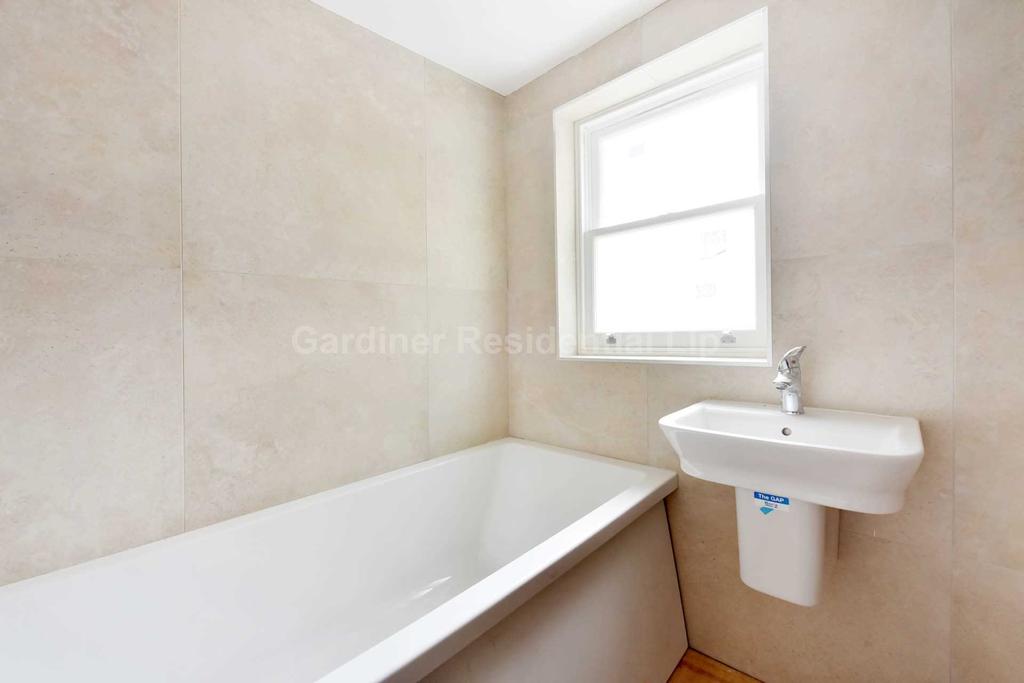 Denmark Road, Ealing 3 bed flat £1,900 pcm (£438 pw)