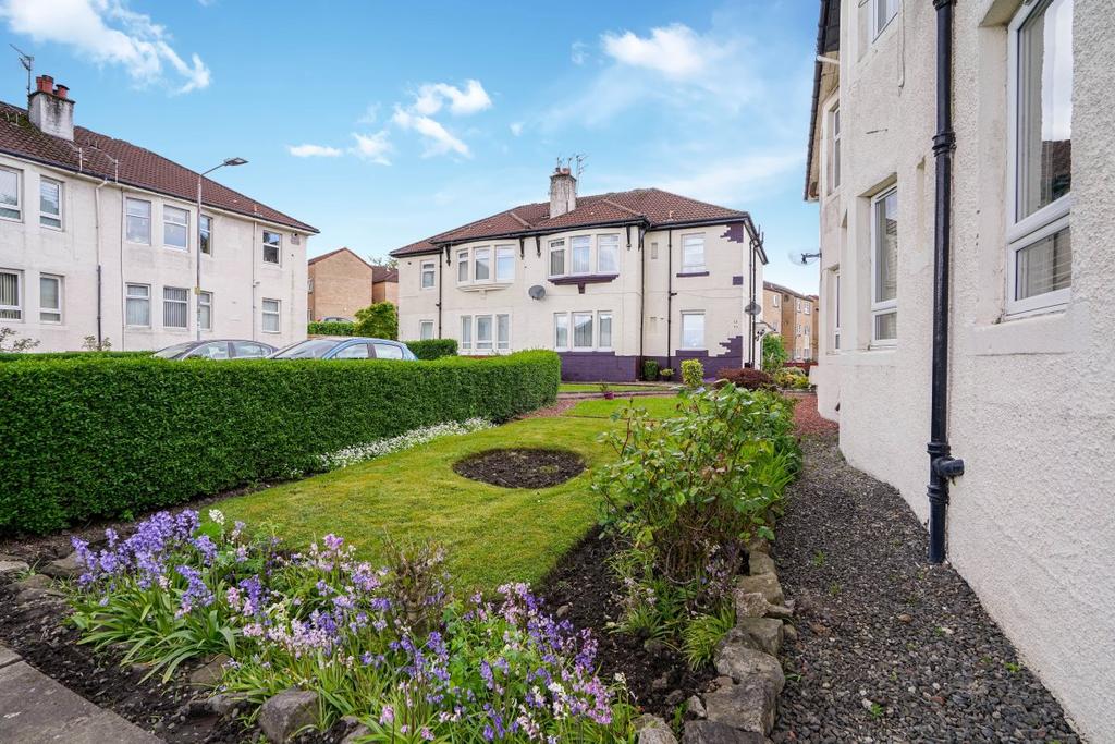 Kelburne Oval, Paisley 2 bed flat £97,500