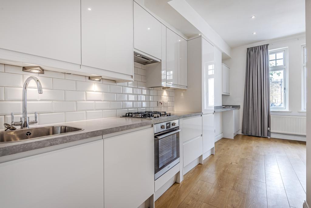 Wandsworth High Street Wandsworth SW18 2 bed flat £1,900 pcm (£438 pw)