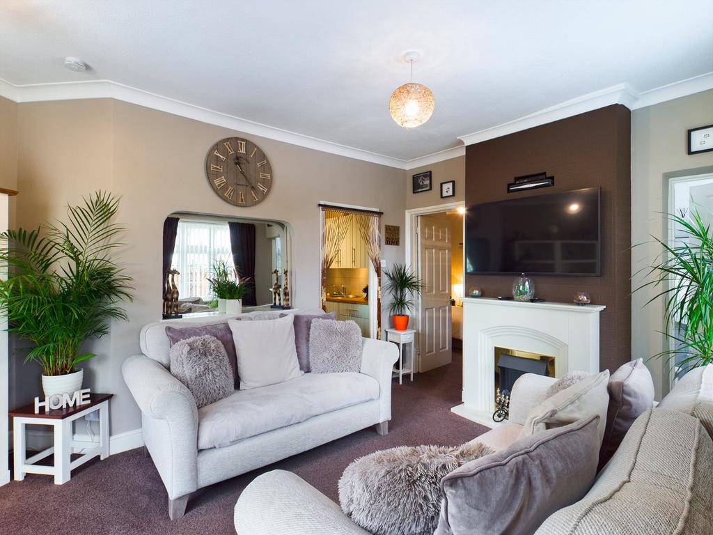 Wheatash Road, Addlestone, Surrey, KT15 2 bed bungalow £1,500 pcm (£