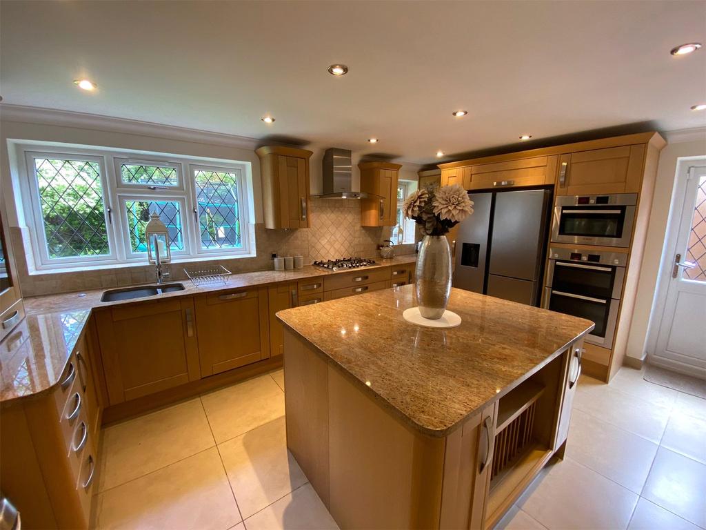Cheshire Park, Warfield, Bracknell, Berkshire, RG42 4 bed detached house £3,250 pcm (£750 pw)