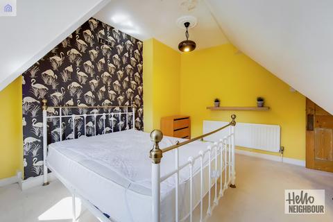 2 bedroom semi-detached house to rent - Margarets Grove, London, SE18