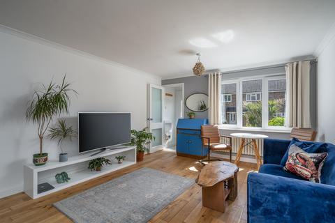 61 Tudor Walk, Leatherhead, KT22 7HX