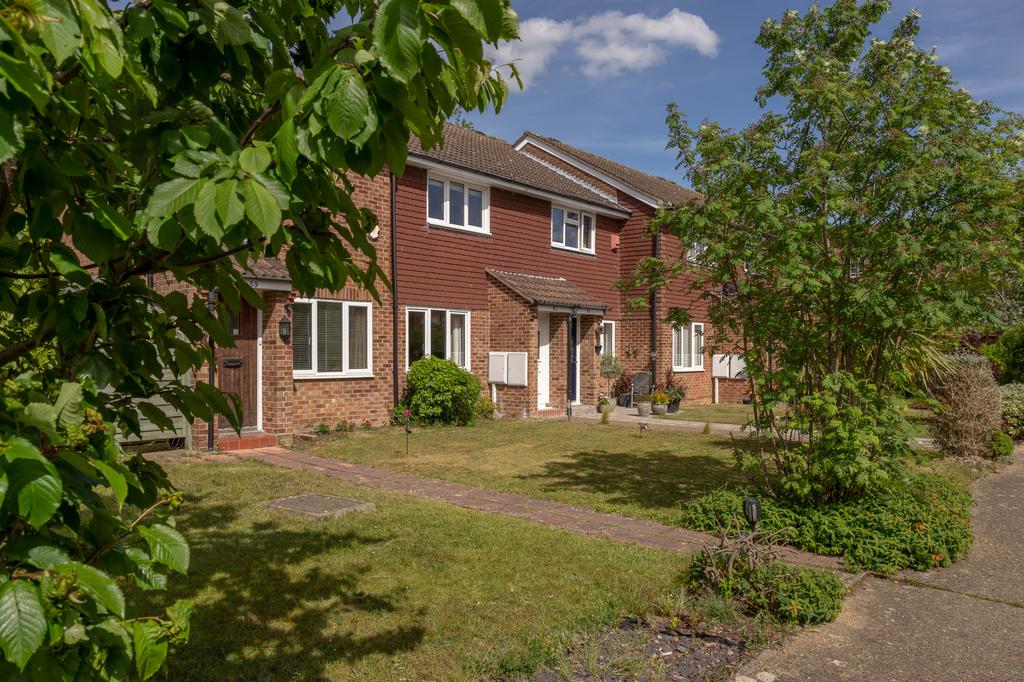 Tudor Walk, Leatherhead, KT22 2 bed terraced house £435,000