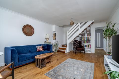 61 Tudor Walk, Leatherhead, KT22 7HX
