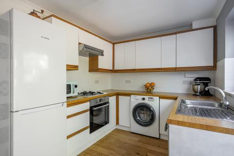 61 Tudor Walk, Leatherhead, KT22 7HX