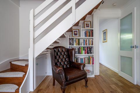 61 Tudor Walk, Leatherhead, KT22 7HX