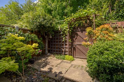 61 Tudor Walk, Leatherhead, KT22 7HX