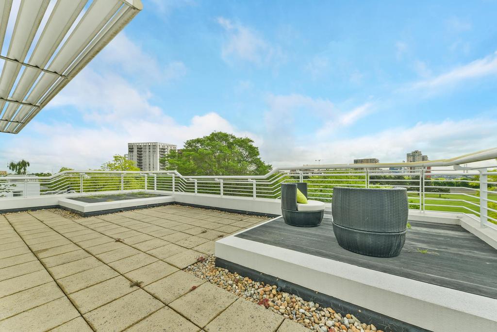 Barrier Point Road, Royal Docks... 2 bed apartment £1,950 pcm (£450 pw)