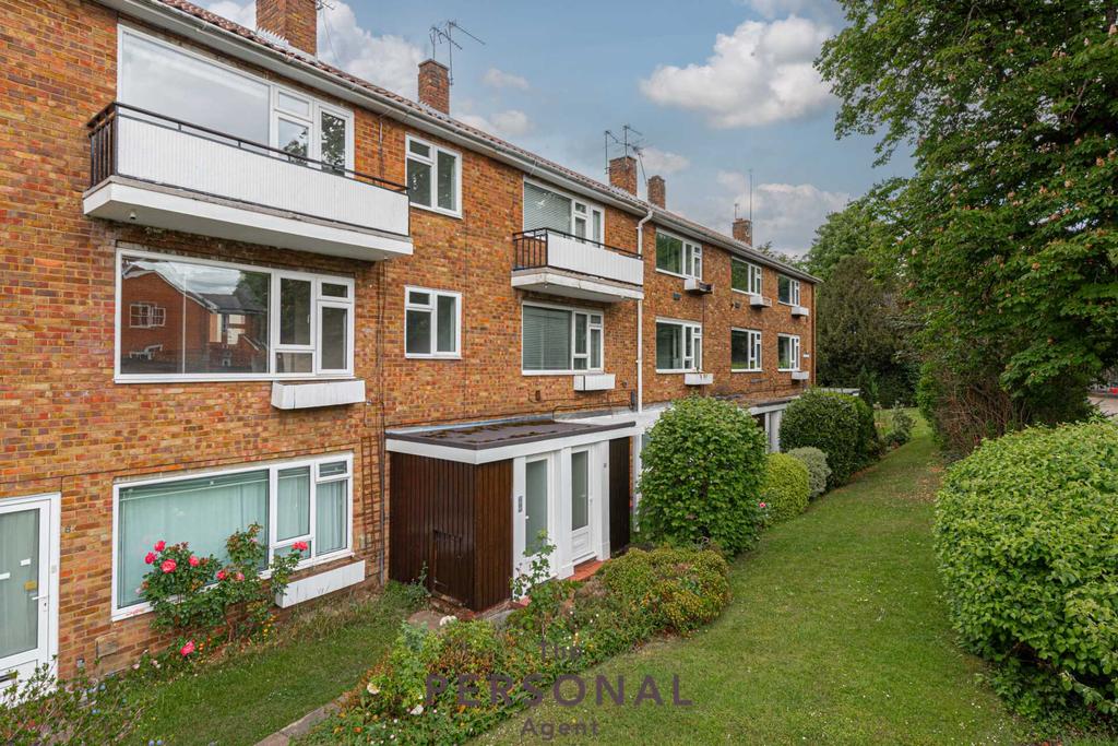 Linden Court, Leatherhead 2 bed apartment £1,400 pcm (£323 pw)