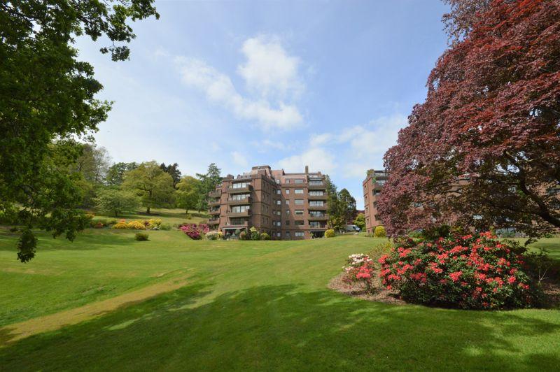 Lythe Hill Park, Haslemere FABULOUS PENTHOUSE APARTMENT WITH STUNNING