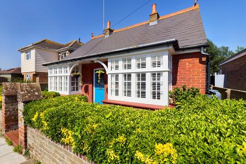 3 bedroom detached bungalow for sale - Cecilia Grove, Broadstairs, CT10