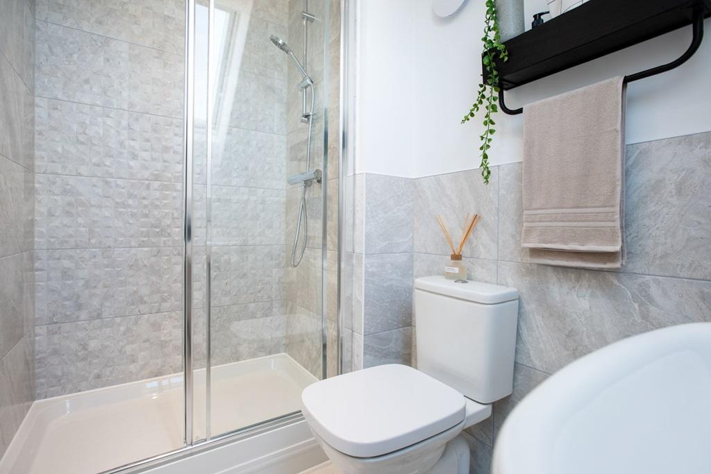 Modern and convenient en suite shower room