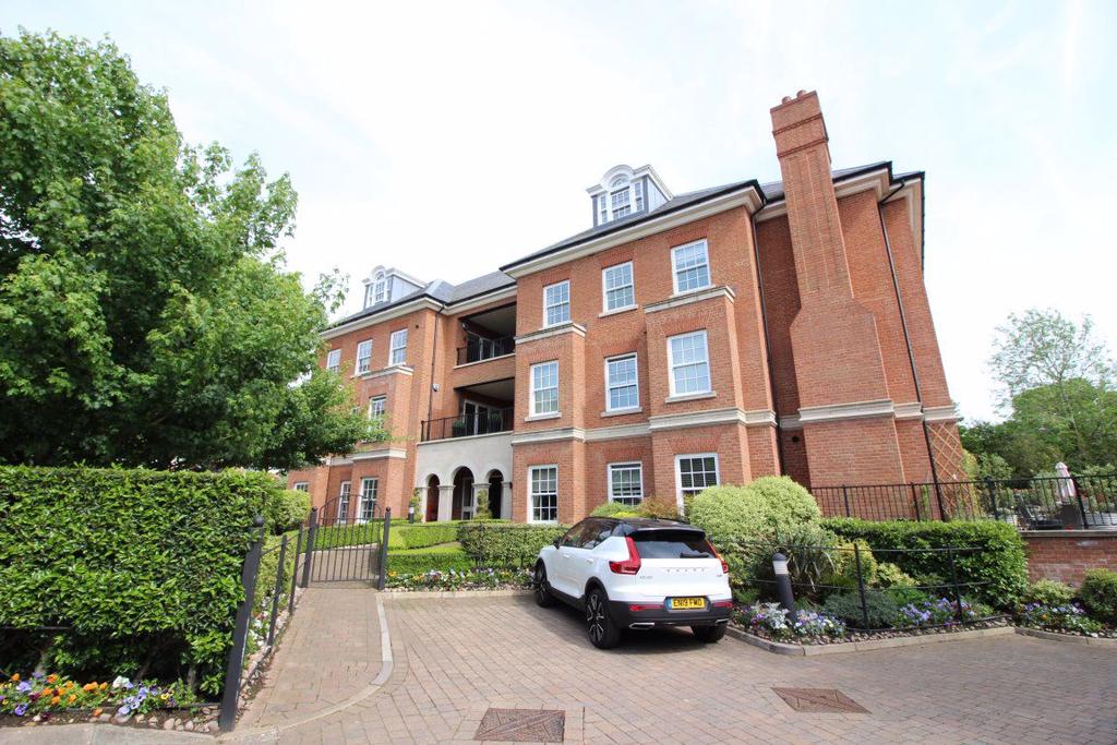 Hartsbourne Court, Bushey Heath 3 bed flat £3,250 pcm (£750 pw)