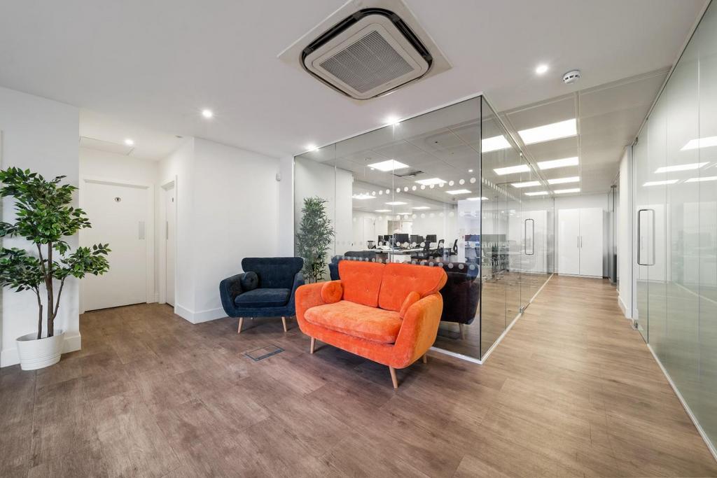 2 A St Geogre Wharf SW8 2 LE-5.jpg
