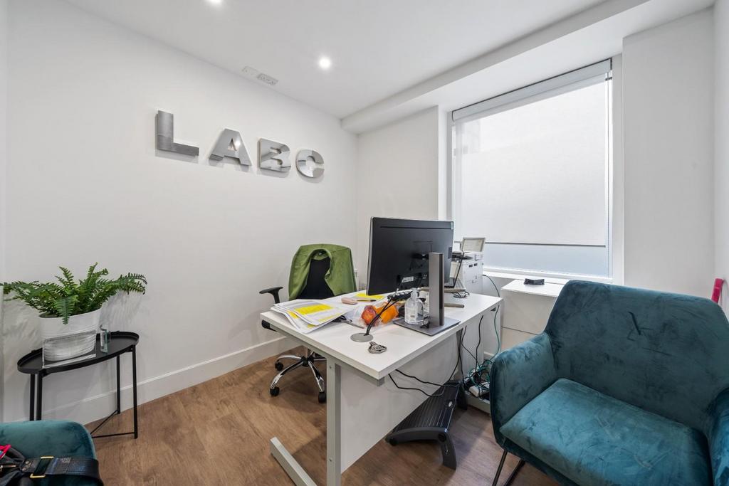 2 A St Geogre Wharf SW8 2 LE-8.jpg