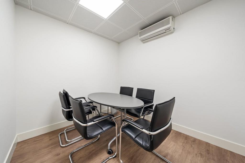 2 A St Geogre Wharf SW8 2 LE-3.jpg