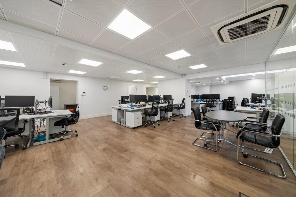 2 A St Geogre Wharf SW8 2 LE-9.jpg