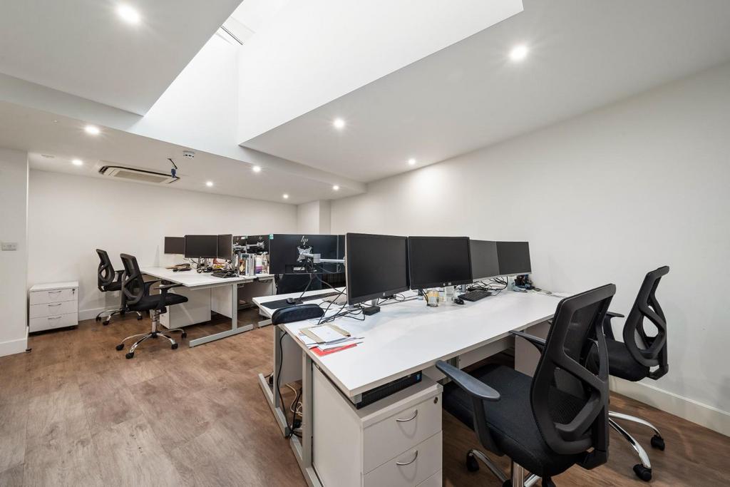 2 A St Geogre Wharf SW8 2 LE-10.jpg